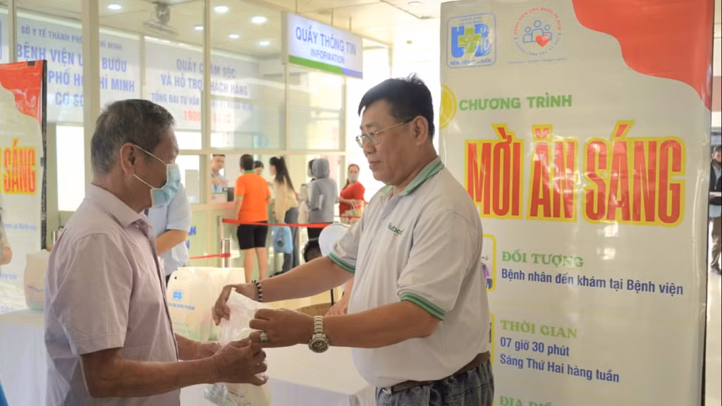 Đại diện Nutifood trao phần ăn sáng cho bà con.