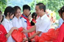 Tặng sách giáo khoa, NXBGDVN tiếp thêm cơ hội học tập cho học sinh miền núi
