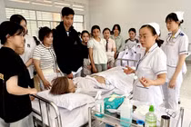 Vì sao nhiều sinh viên sau khi tốt nghiệp không muốn gắn bó với nghề điều dưỡng?