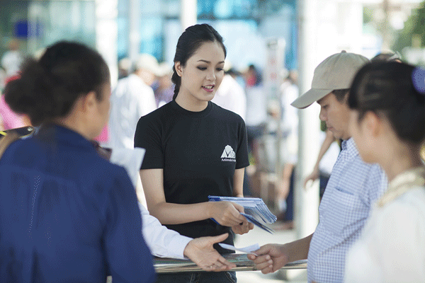 Hình ảnh đẹp của Hoàng Anh trong những ngày đi phát tờ rơi Hình ảnh đẹp của Hoàng Anh trong những ngày đi phát tờ rơi