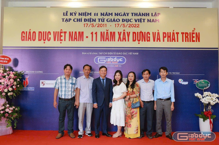 Một số cộng tác viên chụp hình lưu niệm cùng Ban biên tập, phóng viên trong dịp kỷ niệm 11 năm ngày thành lập Tạp chí điện tử Giáo dục Việt Nam. gdvn-toa-soan.jpg