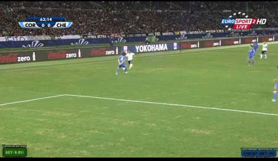 Phút 64: Guerrero có cơ hội dứt điểm ở góc phải vòng cấm Chelsea nhưng anh đưa bóng vào cạnh lưới.