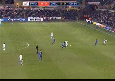 Petr Cech cản phá được cú sút của Michu. Petr Cech cản phá được cú sút của Michu.