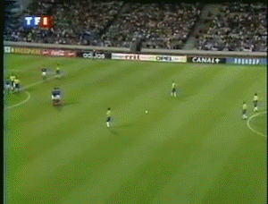 6. Roberto Carlos: Dựa vào sức mạnh là chính, tuy Carlos không có nhiều bàn thắng từ các cú đá phạt nhưng những bàn thắng ghi được đều cực kỳ đẹp mắt và ấn tượng, như cú sút này. 6. Roberto Carlos: Dựa vào sức mạnh là chính, tuy Carlos không có nhiều bàn thắng từ các cú đá phạt nhưng những bàn thắng ghi được đều cực kỳ đẹp mắt và ấn tượng, như cú sút này.