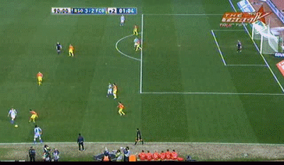 Phút 91: Sociedad 3-2 Barcelona! Mascherano và Puyol bỏ lọt Agirretxe khiến cầu thủ này có cơ hội băng xuống đệm lòng sau một quả tạt từ cánh phải. Phút 91: Sociedad 3-2 Barcelona! Mascherano và Puyol bỏ lọt Agirretxe khiến cầu thủ này có cơ hội băng xuống đệm lòng sau một quả tạt từ cánh phải.