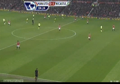 Phút 5: Man Utd 0-1 Newcastle. Pha khống chế bóng hỏng của Carrick tạo điều kiện cho Demba Ba đi bóng trước khi sút xa. De Gea đỡ được cú sút nhưng bóng bật đúng tầm chân James Perch, người sút bồi mở tỷ số. Phút 5: Man Utd 0-1 Newcastle. Pha khống chế bóng hỏng của Carrick tạo điều kiện cho Demba Ba đi bóng trước khi sút xa. De Gea đỡ được cú sút nhưng bóng bật đúng tầm chân James Perch, người sút bồi mở tỷ số.