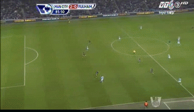 Phút 86: Sergio Aguero vòng qua được cả Schwarzer sau khi đón quả chọc khe của Dzeko, nhưng anh mất thăng bằng khi dứt điểm. Phút 86: Sergio Aguero vòng qua được cả Schwarzer sau khi đón quả chọc khe của Dzeko, nhưng anh mất thăng bằng khi dứt điểm.