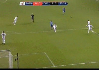 Demba Ba có cơ hội dứt điểm nhưng đưa bóng lên trời ở cú bán vô-lê. Demba Ba có cơ hội dứt điểm nhưng đưa bóng lên trời ở cú bán vô-lê.