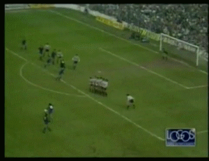 9. Diego Maradona: Không chỉ được mến chuộng bởi khả năng đi bóng tuyệt vời, “El Diez” còn biết ghi bàn từ các cú sút phạt. Maradona thực hiện một cách điêu luyện những cú cứa lòng khiến bóng đi rất xoáy khiến thủ môn đối phương khó có cơ hội cản phá. 9. Diego Maradona: Không chỉ được mến chuộng bởi khả năng đi bóng tuyệt vời, “El Diez” còn biết ghi bàn từ các cú sút phạt. Maradona thực hiện một cách điêu luyện những cú cứa lòng khiến bóng đi rất xoáy khiến thủ môn đối phương khó có cơ hội cản phá.