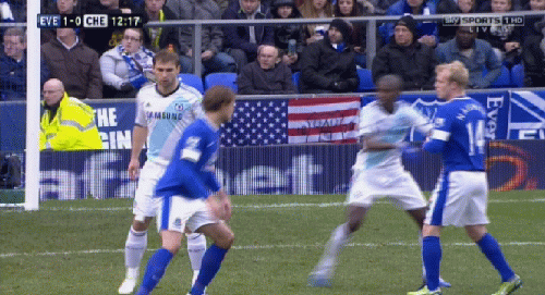 Phút 12: Pha bóng kiểu judo giữa Ivanovic và Jelavic. Phút 12: Pha bóng kiểu judo giữa Ivanovic và Jelavic.