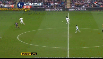 Phút 51: Theo Walcott gạt bóng sang bên trái khu cấm địa Swansea để Olivier Giroud dứt điểm, nhưng Michel Vorm cản phá thành công. Phút 51: Theo Walcott gạt bóng sang bên trái khu cấm địa Swansea để Olivier Giroud dứt điểm, nhưng Michel Vorm cản phá thành công.