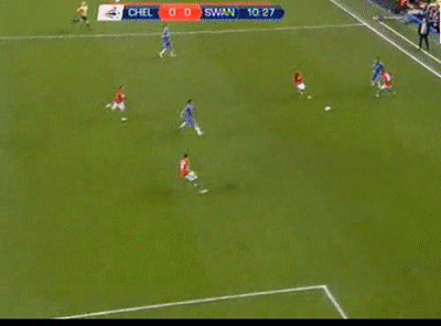 Phút 11: Ramires băng xuống sau quả chọc khe của Mata nhưng cú sút lại thiếu lực.