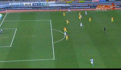 Phút 41: Sociedad 1-2 Barcelona! Chori Castro lách vào vòng cấm Barca để đón đường chuyền của Carlos Vela và hạ gục Valdes. Phút 41: Sociedad 1-2 Barcelona! Chori Castro lách vào vòng cấm Barca để đón đường chuyền của Carlos Vela và hạ gục Valdes.