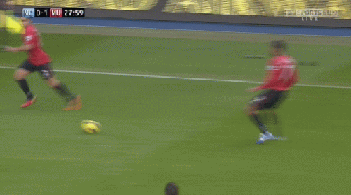 Gần 10 phút sau, lại là Rooney với bàn thắng thứ 2 sau đường chuyền của Rafael. Gần 10 phút sau, lại là Rooney với bàn thắng thứ 2 sau đường chuyền của Rafael.