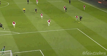 Phút 5: Luis Suarez mở tỷ số sau những sai lầm của hàng thủ Arsenal.