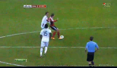 Phút 67: Alex Lopez không đánh bại được Iker Casillas trong tình huống này. Phút 67: Alex Lopez không đánh bại được Iker Casillas trong tình huống này.