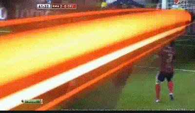 Phút 62: Mesut Ozil xử lý kỹ thuật trước khi cứa lòng bằng chân trái đi không chính xác. Phút 62: Mesut Ozil xử lý kỹ thuật trước khi cứa lòng bằng chân trái đi không chính xác.