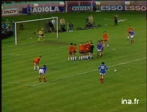 2. Michel Platini: Thành viên chủ chốt của “Hình vuông huyền ảo”, đương kim chủ tịch UEFA là người đưa ra thế giới cú đá “Lá vàng rơi” nổi tiếng. 2. Michel Platini: Thành viên chủ chốt của “Hình vuông huyền ảo”, đương kim chủ tịch UEFA là người đưa ra thế giới cú đá “Lá vàng rơi” nổi tiếng.