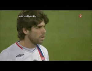 1. Juninho Pernambucano: Chuyên gia đá phạt hay nhất mọi thời đại. Không chỉ ghi nhiều bàn từ đá phạt, Juninho còn giới thiệu với giới mộ điệu kiểu sút “Knuckleballing” - Bóng hoàn toàn không xoáy khi bay tới đích. Điều đó khiến bóng đi nhanh hơn và Juninho có thể hướng cú sút vào bất cứ vị trí nào anh muốn. Khoảng cách thậm chí chẳng là thử thách với Juninho. 1. Juninho Pernambucano: Chuyên gia đá phạt hay nhất mọi thời đại. Không chỉ ghi nhiều bàn từ đá phạt, Juninho còn giới thiệu với giới mộ điệu kiểu sút “Knuckleballing” - Bóng hoàn toàn không xoáy khi bay tới đích. Điều đó khiến bóng đi nhanh hơn và Juninho có thể hướng cú sút vào bất cứ vị trí nào anh muốn. Khoảng cách thậm chí chẳng là thử thách với Juninho.