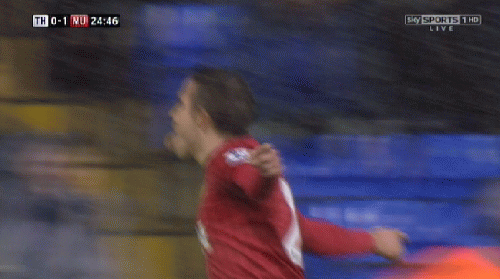 Van Persie thè lưỡi khiêu khích các CĐV Tottenham. Van Persie thè lưỡi khiêu khích các CĐV Tottenham.