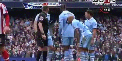 1. Tranh đá phạt với Kolarov.