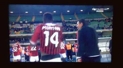 Cậu nhóc nhặt bóng của Chievo từ chối nhận áo của Sulley Muntari. Cậu nhóc nhặt bóng của Chievo từ chối nhận áo của Sulley Muntari.