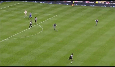 2. Hatem Ben Arfa (Newcastle): Một pha solo ngoạn mục từ giữa sân của Ben Arfa tới thẳng khung thành Bolton. Điều hay nhất để nói về bàn thắng này đó là nhịp chạm thứ nhất của anh đã loại bỏ được Ricketts, người đứng cuối cùng trước hàng thủ Bolton ở ngay giữa sân. Mất đi tiền vệ phòng ngự, các hậu vệ Bolton phải chạy giật lùi vì sợ Ben Arfa sẽ chọc khe cho Papiss Cisse, người đang di chuyển ở bên phải. Chính vì thế mà hàng thủ Bolton đã tạo ra một đường chạy thẳng cho Ben Arfa ở trung lộ, và tiền vệ này đã nhận ra điều đó.