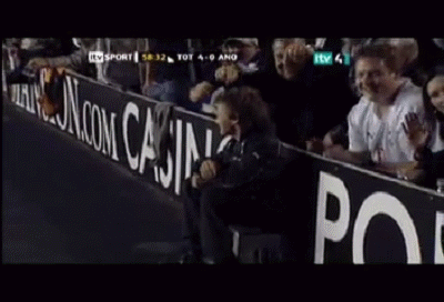 Hình ảnh hài hước nhất: cậu bé nhặt bóng của Tottenham "hạ gục" Konstantinos Loumpoutis của Famagusta trong một trận đấu ở UEFA Cup. Hình ảnh hài hước nhất: cậu bé nhặt bóng của Tottenham "hạ gục" Konstantinos Loumpoutis của Famagusta trong một trận đấu ở UEFA Cup.