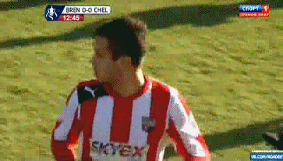 Phút 13: Đội chủ nhà đáp trả với cú sút phạt vọt xà.