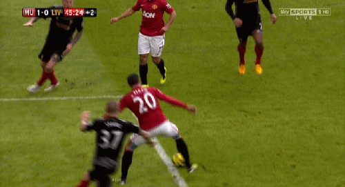 Tình huống cùi chỏ Kagawa đập đầu Pepe Reina sau khi Skrtel phá bóng trên vạch vôi từ cú đánh gót của Van Persie.