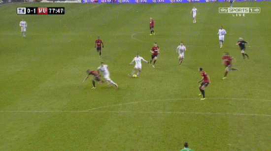 Pha block xuất sắc của Rio Ferdinand trước Jermaine Defoe. Pha block xuất sắc của Rio Ferdinand trước Jermaine Defoe.