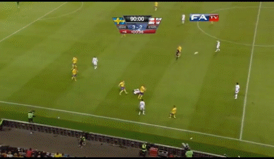 3. Zlatan Ibrahimovic (Thụy Điển): Đó chính là bàn thắng kinh điển vào lưới ĐT Anh tháng 11 vừa qua. ĐT Anh mắc 2 sai lầm trong pha bóng này: Joe Hart đánh đầu phá bóng ngay vào vị trí của Ibra, và Ryan Shawcross lẫn Gary Cahill khi lùi về cũng không che phủ cầu môn. Tiền đạo của Paris Saint-Germain đã nhìn thấy khung thành trống trong khoảnh khắc trước khi quay lưng về phía cầu môn, và điều đáng ngạc nhiên hơn cả là cú vô-lê của anh đưa bóng nhắm ngay vào góc gần, tức con đường ngắn hơn (nếu đi vào góc xa thì Shawcross đã có thể lui về kịp).