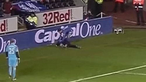 Góc quay này thì có thể nói một cách khá rõ ràng rằng Eden Hazard đã khéo léo chỉ đá vào bóng chứ không đá vào cậu nhặt bóng Charlie Morgan (17 tuổi). Tuy nhiên, người viết sẽ không bình luận việc anh vô tội hay không ở đây. Cái đó đã có FA phân xử, tranh cãi chỉ tốn thời gian. Hazard đã làm được việc tốt nhất mà anh có thể làm, đó là xin lỗi. Như vậy là đủ. Góc quay này thì có thể nói một cách khá rõ ràng rằng Eden Hazard đã khéo léo chỉ đá vào bóng chứ không đá vào cậu nhặt bóng Charlie Morgan (17 tuổi). Tuy nhiên, người viết sẽ không bình luận việc anh vô tội hay không ở đây. Cái đó đã có FA phân xử, tranh cãi chỉ tốn thời gian. Hazard đã làm được việc tốt nhất mà anh có thể làm, đó là xin lỗi. Như vậy là đủ.