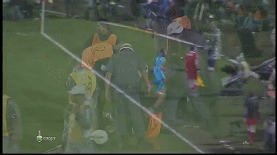 Tiền vệ Adriano của Santos lỡ đà lao vào một cậu bé nhặt bóng. Tiền vệ Adriano của Santos lỡ đà lao vào một cậu bé nhặt bóng.