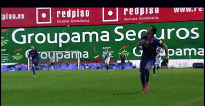 Cậu nhóc nhặt bóng của Vallecano trình diễn kỹ thuật trước các cầu thủ Barca. Cậu nhóc nhặt bóng của Vallecano trình diễn kỹ thuật trước các cầu thủ Barca.