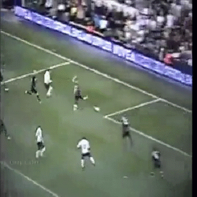Một cậu bé nhặt bóng của Tottenham động vào bóng dù chưa ra ngoài biên. Một cậu bé nhặt bóng của Tottenham động vào bóng dù chưa ra ngoài biên.