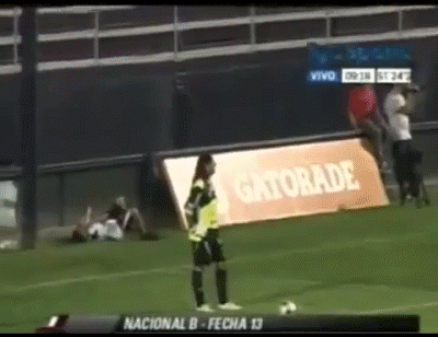 Thủ môn Geston Sessa của Boca Juniors bị thẻ đỏ vì đá bóng vào một cậu bé nhặt bóng, người mất 12 giây sau khi bị bóng đập vào người để nhận ra cảm giác đau. Thủ môn Geston Sessa của Boca Juniors bị thẻ đỏ vì đá bóng vào một cậu bé nhặt bóng, người mất 12 giây sau khi bị bóng đập vào người để nhận ra cảm giác đau.
