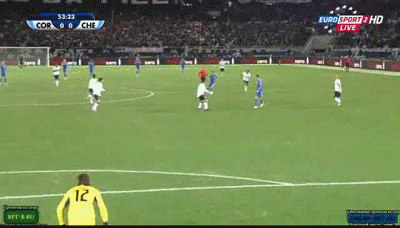 Phút 53: Cassio băng ra rất nhanh để che góc sút của Hazard.