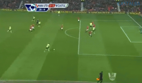 Ngay sau khi bước ra đường hầm sau giờ giải lao để chuẩn bị bước vào hiệp 2, Ferguson đã lập tức đi tới chỗ Mike Dean và phàn nàn về bàn thắng nâng tỷ số lên 2-1 của Newcastle. Bàn thắng này được tính là pha đốt lưới nhà của Jonny Evans, dù quay chậm cho thấy Papiss Cisse có thể đã chạm chân vào bóng, mà nếu Cisse chạm bóng thì đó đã là lỗi việt vị của Newcastle. Ngay sau khi bước ra đường hầm sau giờ giải lao để chuẩn bị bước vào hiệp 2, Ferguson đã lập tức đi tới chỗ Mike Dean và phàn nàn về bàn thắng nâng tỷ số lên 2-1 của Newcastle. Bàn thắng này được tính là pha đốt lưới nhà của Jonny Evans, dù quay chậm cho thấy Papiss Cisse có thể đã chạm chân vào bóng, mà nếu Cisse chạm bóng thì đó đã là lỗi việt vị của Newcastle.