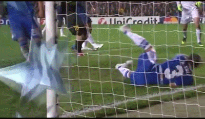 9. Didier Drogba (Chelsea): Bàn thắng được ghi trong trận lượt đi giữa Chelsea và Barcelona ở bán kết Champions League 2011/12. Messi bị Lampard cướp bóng ở giữa sân, và đội phó của The Blues có một đường chuyền cực kỳ nhạy cảm cho Ramires ở cánh trái. Nỗ lực tăng tốc của Ramires giúp anh chạy tới vòng cấm Barca trước khi thực hiện cú căng ngang cực kỳ chính xác để Didier Drogba xuất hiện và ghi bàn thắng duy nhất của trận đấu. Một bàn thắng cực kỳ nhạy bén của Drogba, nhưng khởi điểm của Lampard là cực kỳ quan trọng, cả pha cướp bóng lẫn đường chuyền.