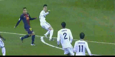 1-0 cho Barcelona. Phút 50, hàng thủ Real mất bóng sau pha cướp bóng của Messi, người chọc khe để Cesc Fabregas đánh bại Diego Lopez trong pha đối mặt. 1-0 cho Barcelona. Phút 50, hàng thủ Real mất bóng sau pha cướp bóng của Messi, người chọc khe để Cesc Fabregas đánh bại Diego Lopez trong pha đối mặt.