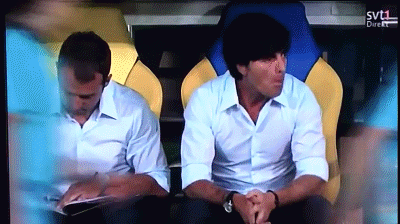 Joachim Low đứng dậy, đằng đằng sát khí như muốn tấn công ai đó trước khi trêu cậu bé nhặt bóng. Joachim Low đứng dậy, đằng đằng sát khí như muốn tấn công ai đó trước khi trêu cậu bé nhặt bóng.