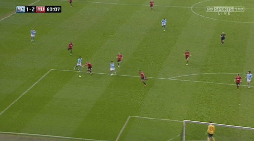 Yaya Toure rút ngắn tỷ số phút 60 sau một loạt nỗ lực cản phá bên phía hàng thủ Man Utd Yaya Toure rút ngắn tỷ số phút 60 sau một loạt nỗ lực cản phá bên phía hàng thủ Man Utd