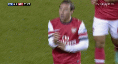 Cazorla không tin nổi là anh ghi bàn bằng đầu. Cazorla không tin nổi là anh ghi bàn bằng đầu.