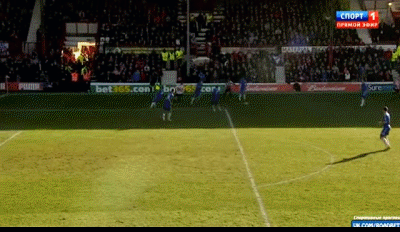 Phút 42: Brentford 1-0 Chelsea! Lampard mắc sai lầm khi khống chế bóng hỏng, và dù Turnbull cản được cú sút đầu tiên, anh bó tay trước cú đá bồi của Trotta.