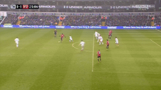 Robin Van Persie mở tỷ số trận đấu sau quả tạt của Tom Cleverley. Robin Van Persie mở tỷ số trận đấu sau quả tạt của Tom Cleverley.