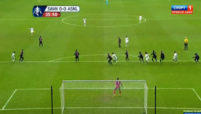 Phút 37: Bartley suýt nữa mở tỷ số cho Swansea sau khi nhảy lên đè Mertesacker và đánh đầu đập xà ngang. Phút 37: Bartley suýt nữa mở tỷ số cho Swansea sau khi nhảy lên đè Mertesacker và đánh đầu đập xà ngang.