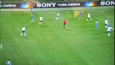 Phút 92: Tranh cãi xảy ra. Fernando Torres dũng cảm nhảy lên đánh đầu từ đường chuyền của Oscar bất chấp pha lao ra của Cassio, tuy nhiên trọng tài thổi việt vị.