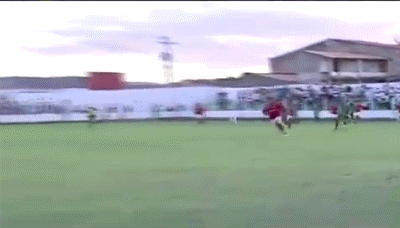 Cậu bé nhặt bóng người Brazil này cứu bóng trên vạch vôi trước khi bỏ chạy. Cậu bé nhặt bóng người Brazil này cứu bóng trên vạch vôi trước khi bỏ chạy.