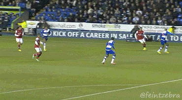 Phút 14: Lukas Podolski tận dụng sự hớ hênh của hàng thủ Reading để tung cú sút chân trái mở tỷ số sau quả tạt của Kieran Gibbs. Phút 14: Lukas Podolski tận dụng sự hớ hênh của hàng thủ Reading để tung cú sút chân trái mở tỷ số sau quả tạt của Kieran Gibbs.